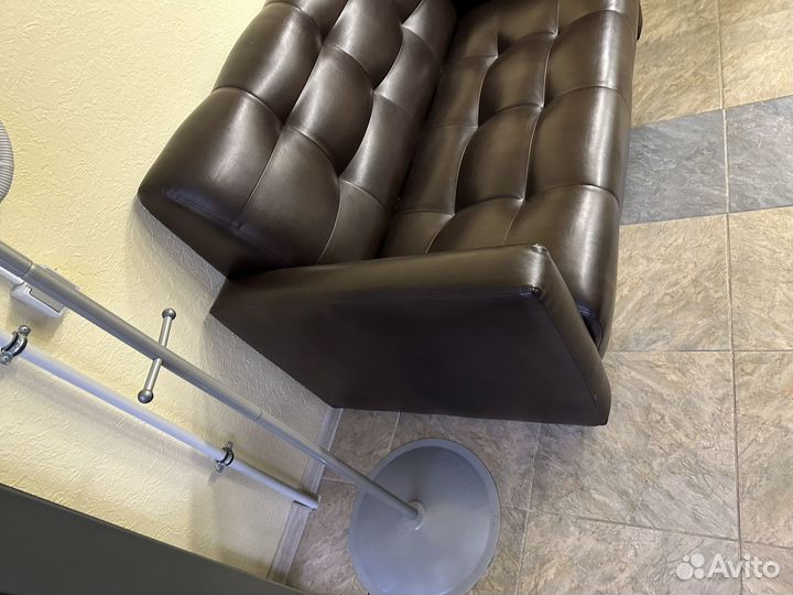 Офисный кожаный диван