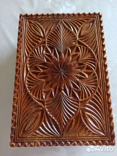 Шкатулка из дерева резная с красным бархатом