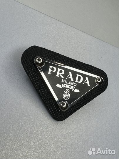 Брошь prada