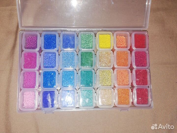 Бисер в контейнере