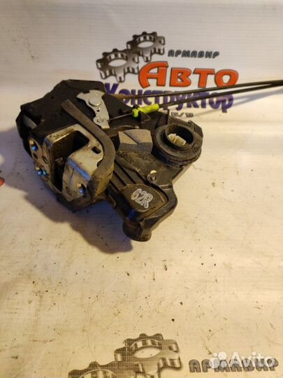 Замок двери электрический Toyota Avensis T250