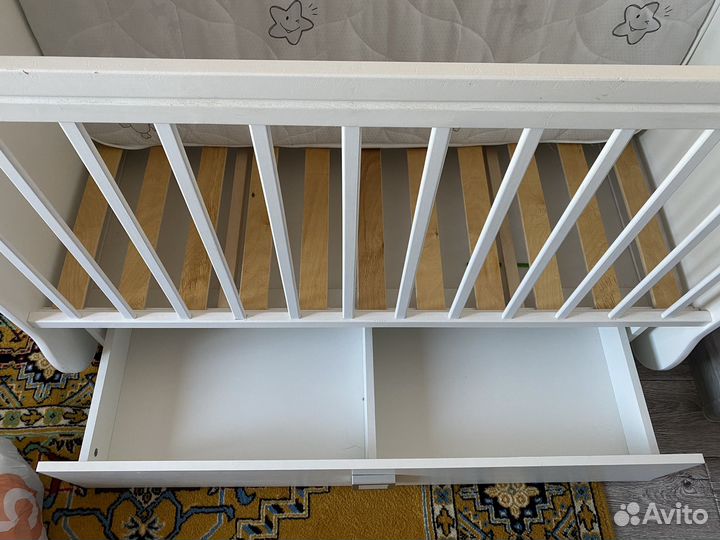 Детская кроватка с маятником