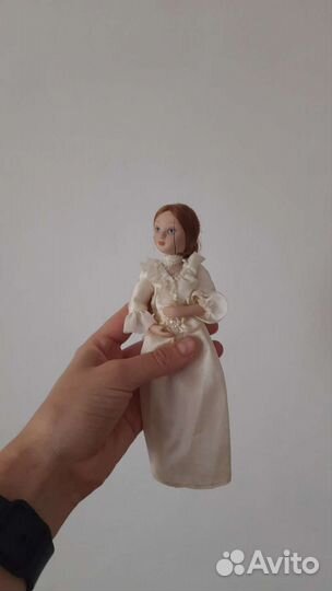Кукла фарфоровая