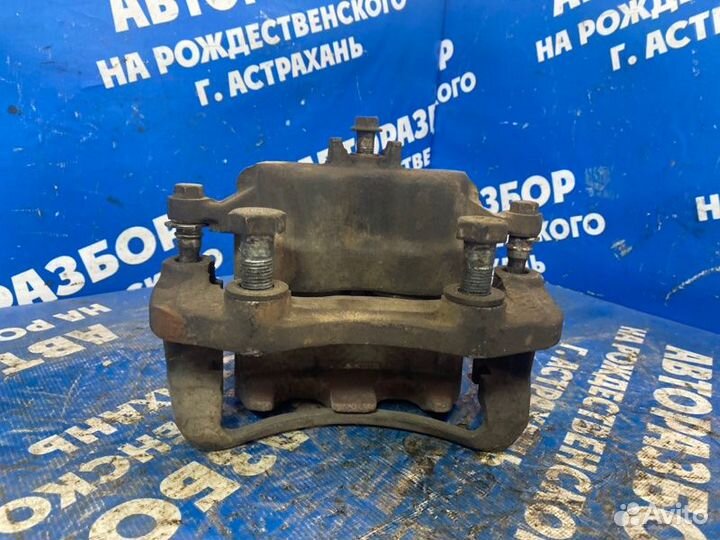 Передний левый суппорт. Nissan Bassara универсал