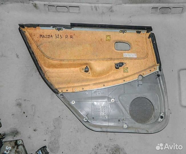 Обшивка двери задней правой Mazda 323F BJ