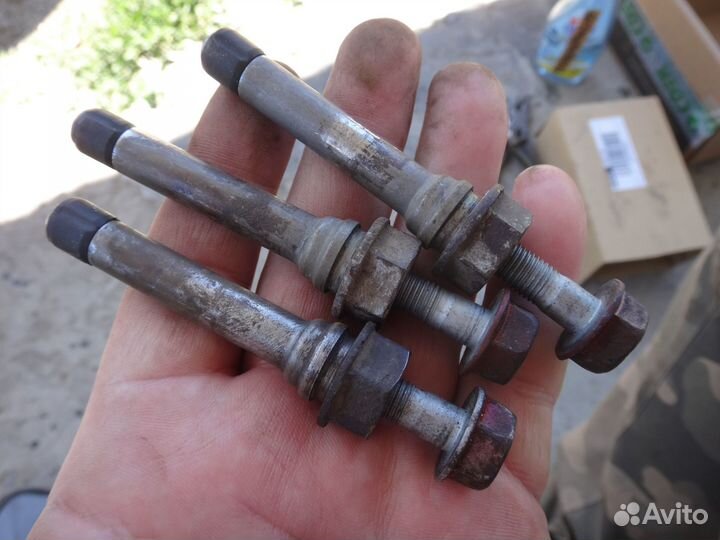 Приус 30 направляющая суппорта Задняя Prius 09-16