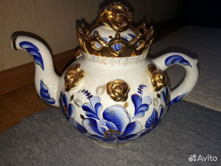Фарфоровый чайник. Золотая корона. Гжель