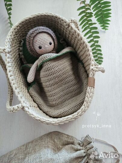 Кукла вязаная в колыбельке