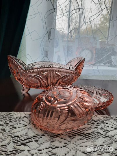 Вазочка Фруктовница на ножках розалиновое стекло