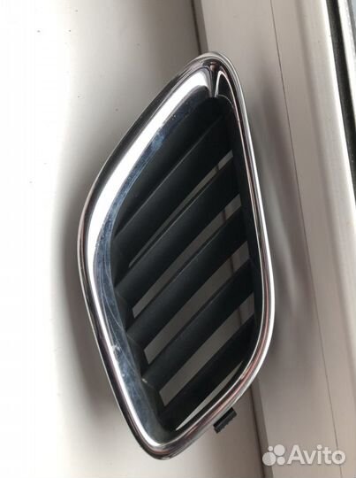 Ноздря решетки радиатора правая