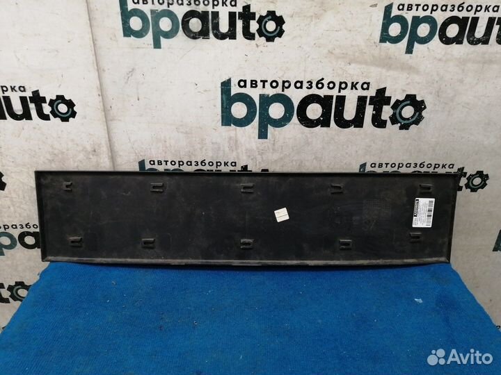 Накладка на дверь багажника левая 9682859877