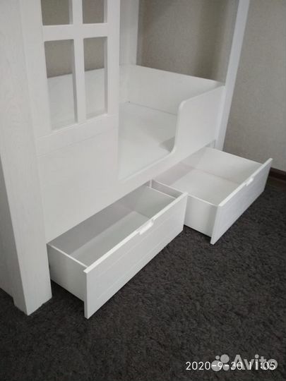 Кровать, матрас и шкаф в детскую