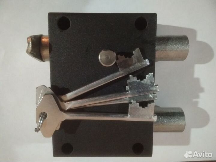 Замок Риф-1, гаражный