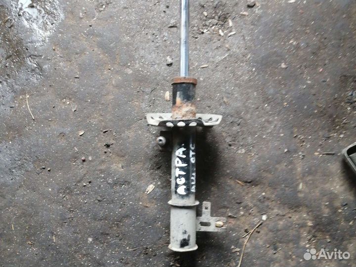 Стойка амортизатора передняя Opel Astra H