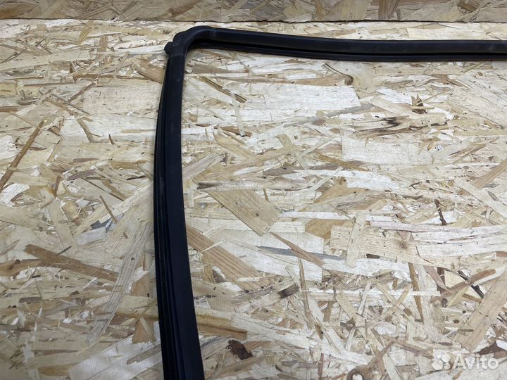 Внутренняя резинка стекла задняя правая Toyota Hil