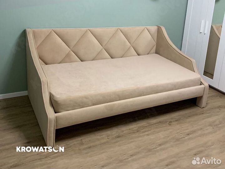 Детская кровать с мягкой спинкой