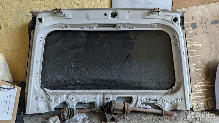 Стекло багажника Toyota Noah 2011