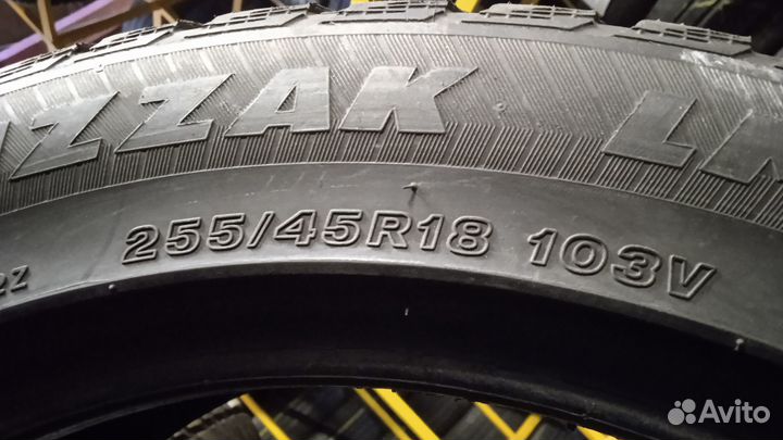 Bridgestone Blizzak LM-22 255/45 R18