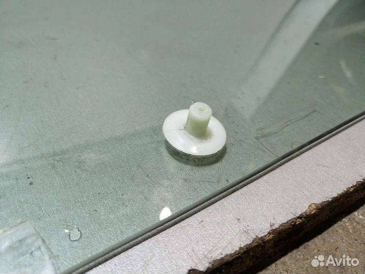 Стекло переднее правое Форд Фиеста пятидверка