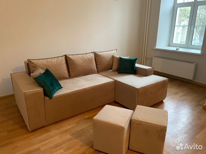 Угловой диван с пуфами и с подушками