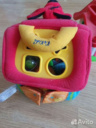 Развивающие игрушки: домики-сортеры