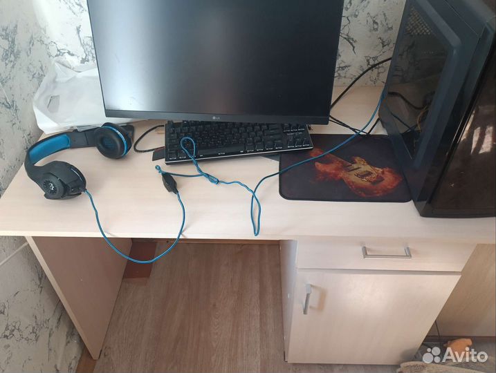 Компьютерный стол