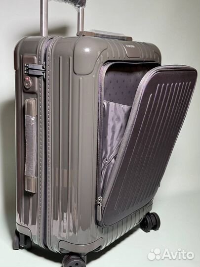 Чемодан на колесах Rimowa