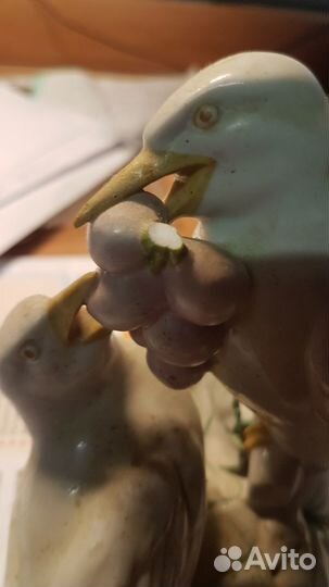 Фарфоровая фигурка птицы с ягодами Германия