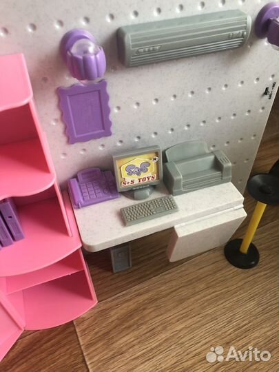 Гарнитур с письменным столом и шкафчиком для кукол