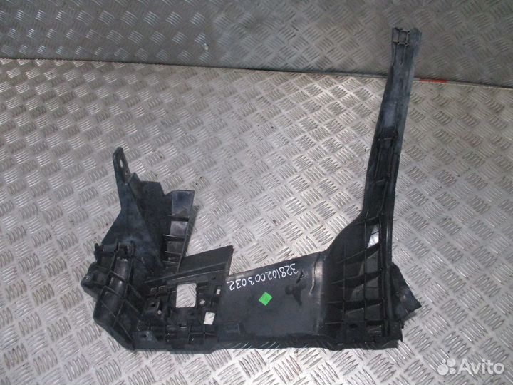 Вкладка рамки фары левая Volvo 82423087