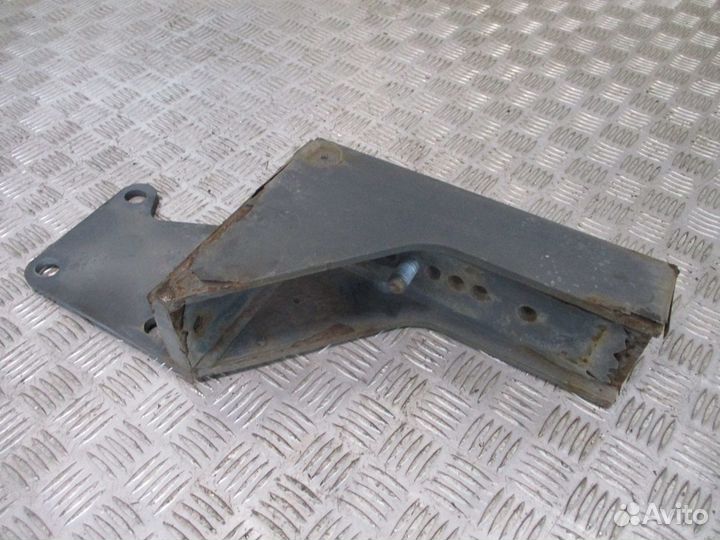 Кронштейн усилителя бампера Iveco 504064424