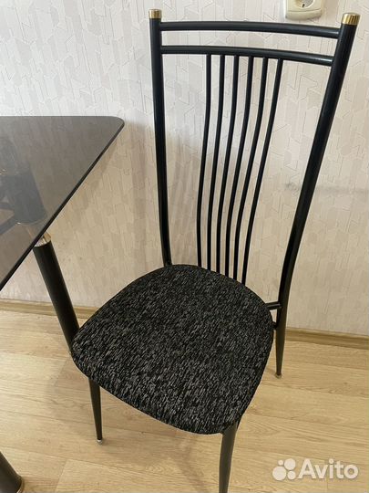 Стол со стульями