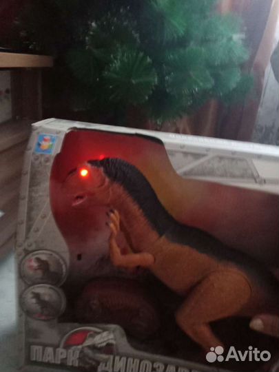 Динозавр на пульте Управления, большой