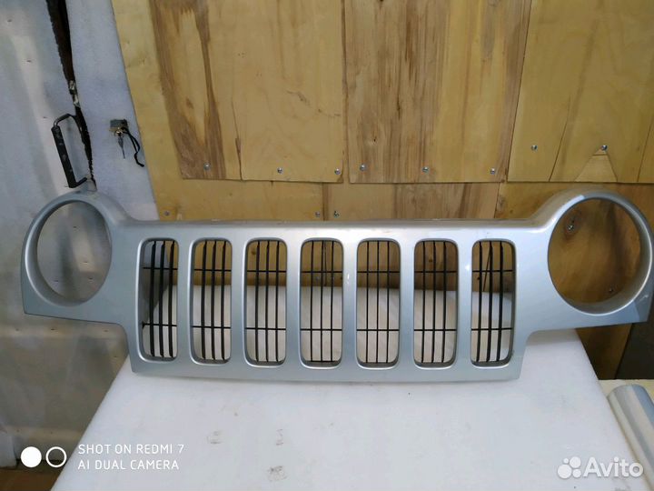 Решетка радиатора Jeep Liberty 01-05 г kj
