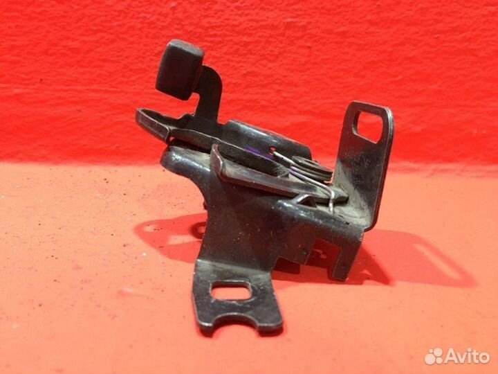 Замок капота Volkswagen Golf MK3 1995