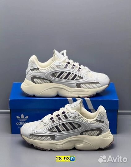 Женские кроссовки Adidas