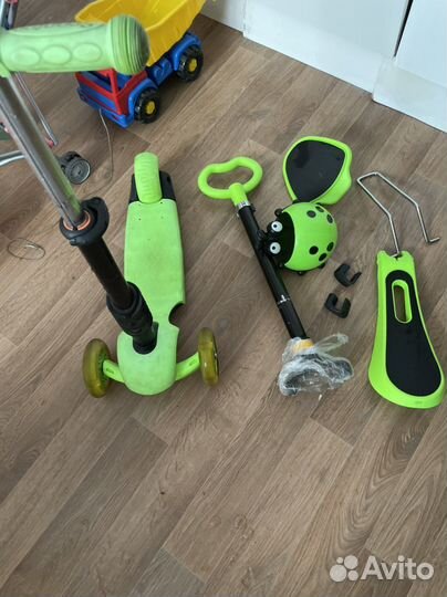 Десткий трёхколёсный самокат с ручкой и сидением