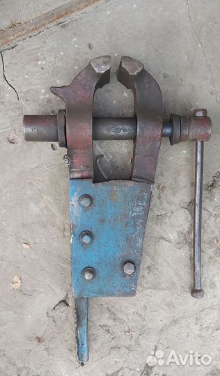 Старинные большие тиски стуловые кузнечные