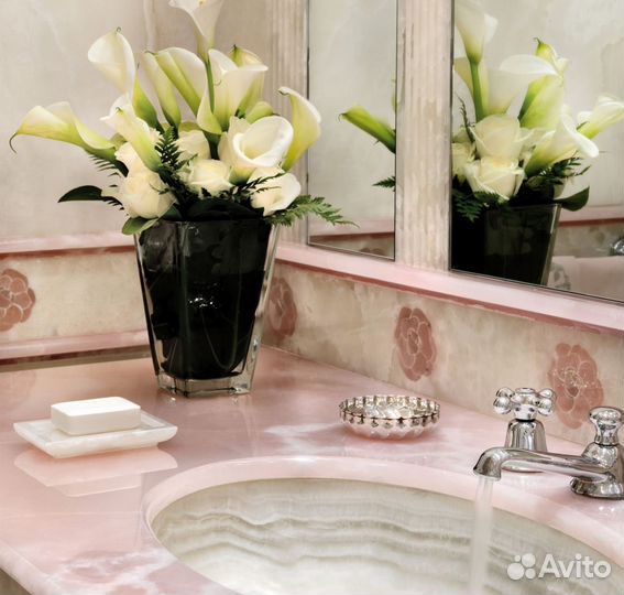 Стол. Столешница из оникса. Декор на стену. Панно