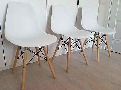 Комплект из трех белых стульев Eames б/у
