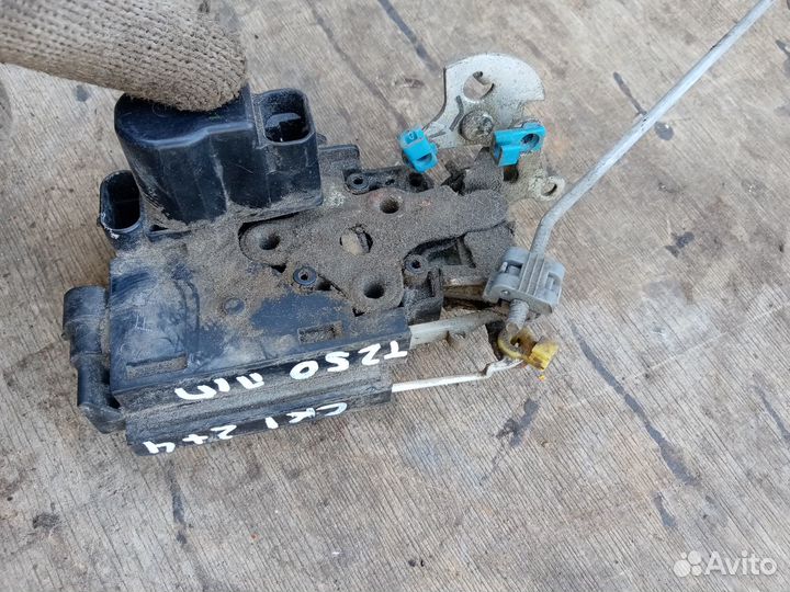 Замок передний на Шевроле Авео 2010г