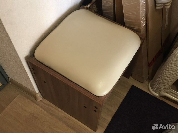 Пуфик с мягким сиденьем, которое откидывается и с