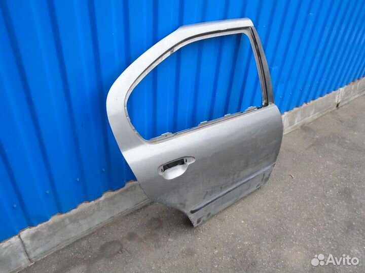 Nissan 82100-2J030 Дверь задняя, правая