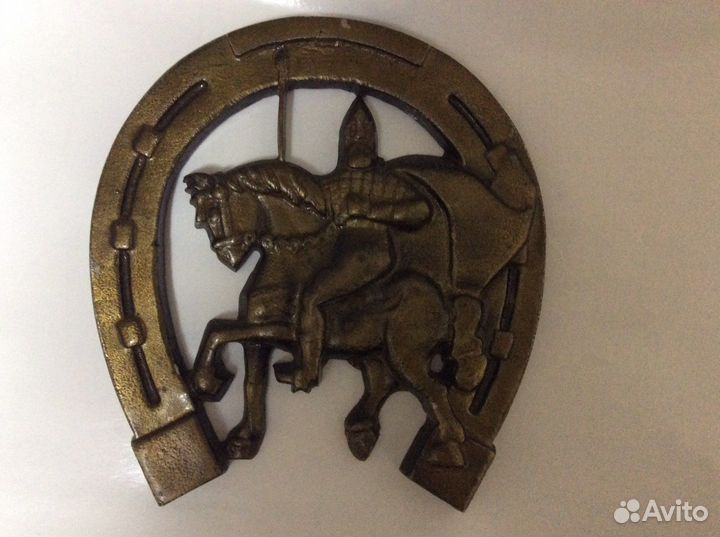 Рельеф настенный «охотники на привале» и подкова