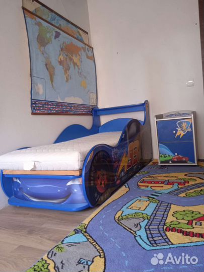 Детская кровать машина, тумбочка и ковер