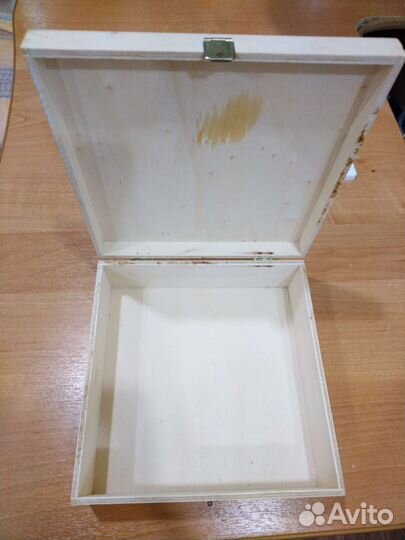 Деревянная шкатулка