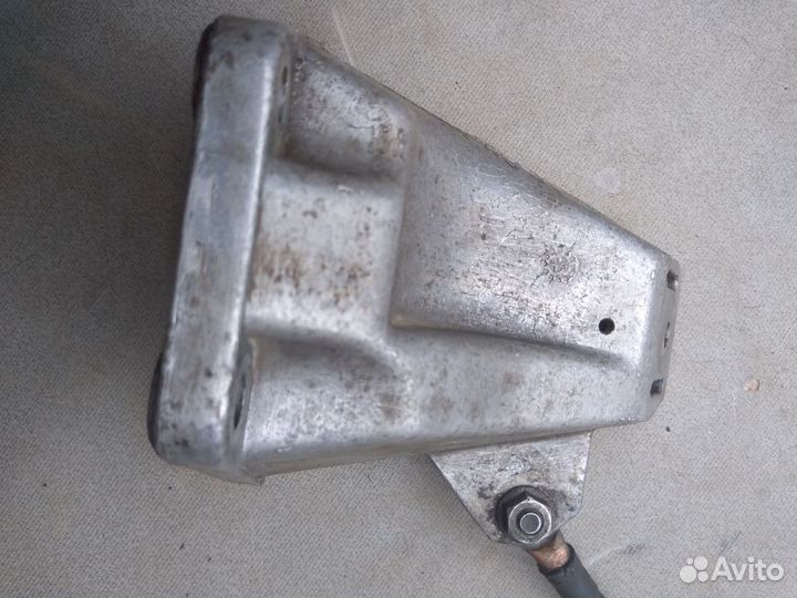 Кронштейн двигателя правый 2.4 V6 для Audi A6 (C5)