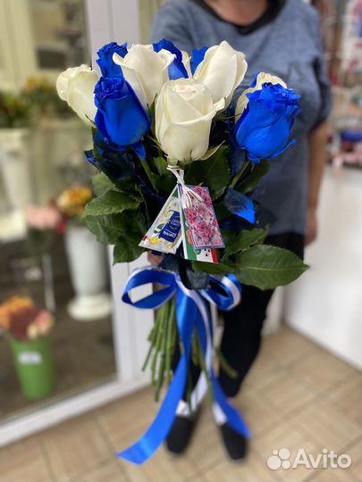 17 роз (белые + синие)