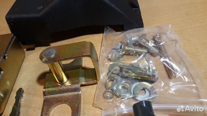 Замок двери мтз левый в сборе 80-6105010