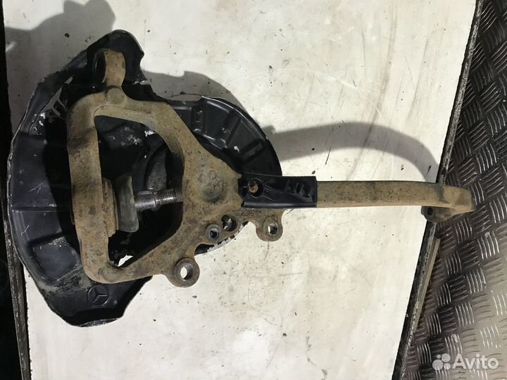 Кулак передний правый Mercedes Benz W220